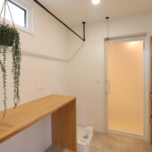 カウンター付で便利な脱衣室｜盛岡市で高断熱新築一戸建てを考えるなら大共ホームの画像