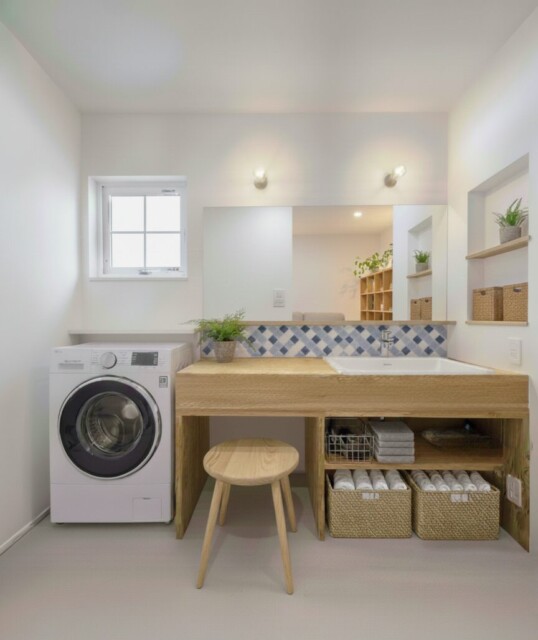 格子窓から差し込む光で明るい洗面｜滝沢市で高断熱高気密住宅を建てるなら大共ホームの画像