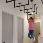 雲梯で遊ぶ女の子｜盛岡市で高断熱高気密住宅を建てるなら大共ホームの画像