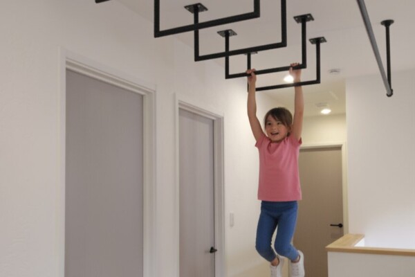 雲梯で遊ぶ女の子｜盛岡市で高断熱高気密住宅を建てるなら大共ホームの画像