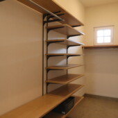 玄関窓には格子窓。冬のジャンバーをかけれて便利｜盛岡市で高断熱高気密住宅を建てるなら大共ホームの画像