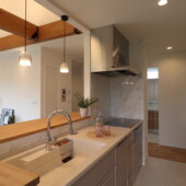 木の温かみを感じるキッチン廻り｜花巻市で高断熱高気密住宅を建てるなら大共ホームの画像