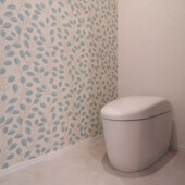 一面にアクセントクロスを取り入れたトイレ｜花巻市で高断熱高気密住宅を建てるなら大共ホームの画像