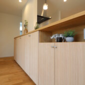 キッチン前面の手作り造作収納｜花巻市で高断熱高気密住宅を建てるなら大共ホームの画像