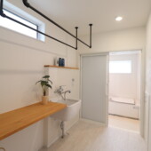 広々とした脱衣室 には2本のポール付｜花巻市で高断熱高気密住宅を建てるなら大共ホームの画像