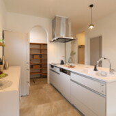 キッチンはホワイトカラーを採用。｜盛岡市で高断熱高気密住宅を建てるなら大共ホームの画像