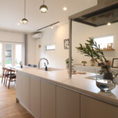 キッチンの前面にも便利な収納スペース｜盛岡市で高断熱高気密住宅を建てるなら大共ホームの画像