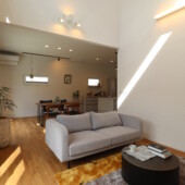 広い吹抜けリビング。天井には木目クロスを貼りました｜盛岡市で高断熱高気密住宅を建てるなら大共ホームの画像