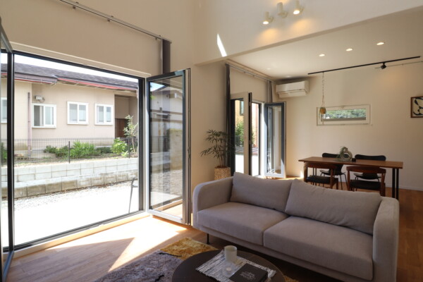 ドイツ窓を広く開閉した様子｜盛岡市で高断熱高気密住宅を建てるなら大共ホームの画像