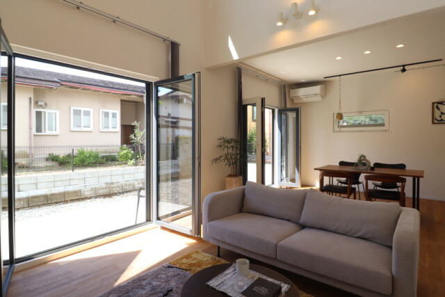 ドイツ窓を広く開閉した様子｜盛岡市で高断熱高気密住宅を建てるなら大共ホームの画像