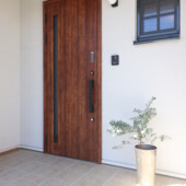 玄関の隣に設置した格子窓｜盛岡市で高断熱高気密住宅を建てるなら大共ホームの画像