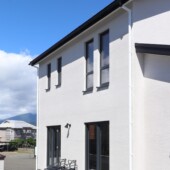 グレーの外壁にグレーのドイツサッシ組み合わせ｜盛岡市で高断熱高気密住宅を建てるなら大共ホームの画像