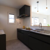 ブラックのかっこいいキッチン｜盛岡市で高断熱高気密住宅を建てるなら大共ホームの画像