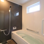 お風呂に窓があることで明るく快適｜盛岡市で高断熱高気密住宅を建てるなら大共ホームの画像