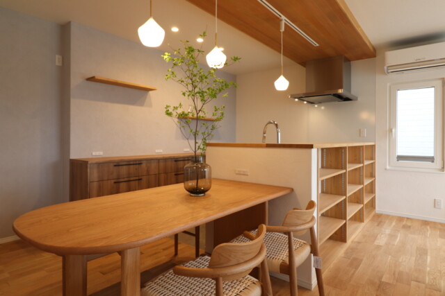 グレー漆喰×板張り天井のキッチン｜平屋を建てるなら大共ホームの画像