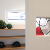 玄関に埋め込んだステンドグラス｜盛岡市で高断熱高気密住宅を建てるなら大共ホームの画像