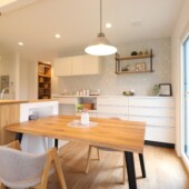 キッチンと横並びのダイニング｜花巻市で高断熱高気密住宅を建てるなら大共ホームの画像