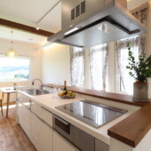 キッチンからの姫神山眺め｜盛岡市で平屋の注文住宅を建てるなら大共ホームの画像