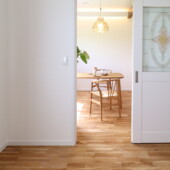 こだわりのステンドグラスの建具｜盛岡市で平屋の注文住宅を建てるなら大共ホームの画像