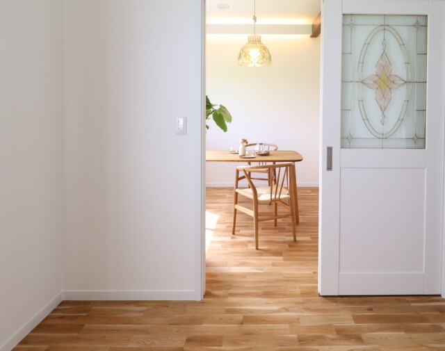 こだわりのステンドグラスの建具｜盛岡市で平屋の注文住宅を建てるなら大共ホームの画像