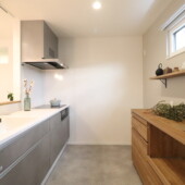 キッチン　木目×グレー｜盛岡市で高断熱高気密新築一戸建てを考えるなら大共ホームの画像