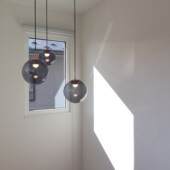 吹き抜けのお洒落照明｜盛岡市で高断熱高気密新築一戸建てを考えるなら大共ホームの画像