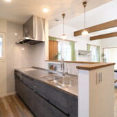 キッチンの目の前にはカウンター｜盛岡市で高断熱高気密新築一戸建てを考えるなら大共ホームの画像