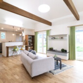 光が差し込むリビング｜盛岡市で高断熱高気密新築一戸建てを考えるなら大共ホームの画像