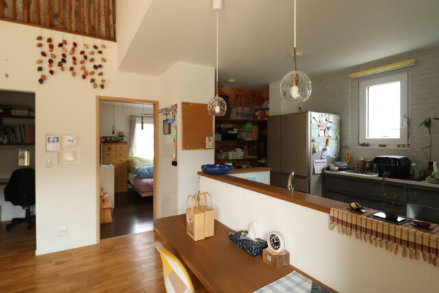 キッチンの前にはカウンターを配置｜盛岡市で高断熱高気密新築一戸建てを考えるなら大共ホームの画像