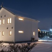 夜の外観｜岩手県で平屋をお考えの方は高断熱高気密注文住宅の大共ホームの画像