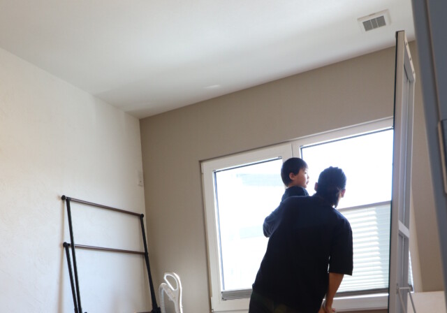 親子が外を眺める様子｜岩手県で高断熱高気密注文住宅を考えるなら大共ホームの画像
