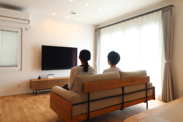 リビングで寛ぐT様｜岩手県で高断熱高気密注文住宅を考えるなら大共ホームの画像