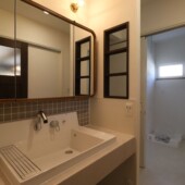 造作の洗面室｜盛岡市で二世帯住宅をお考えなら注文住宅の大共ホームの画像