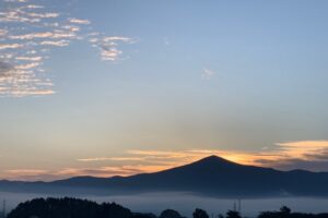 夜明け前の姫神山の画像