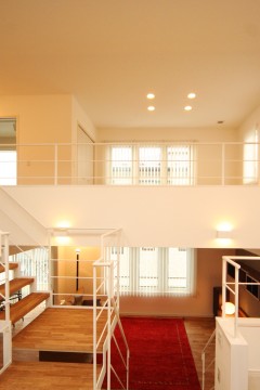中２階空間を楽しむ家　階段の画像