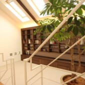 中２階空間を楽しむ家　中2階の造作収納の画像