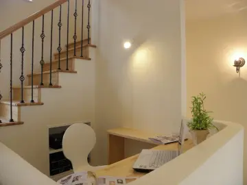 家族のまん中にオープンキッチンがある家　階段下小部屋の画像