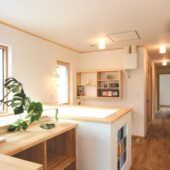 ― 無暖房の家 ― 街中で暮らす2世帯　造作収納の画像
