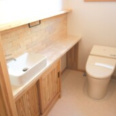 ― 無暖房の家 ― 街中で暮らす2世帯　洗面トイレ