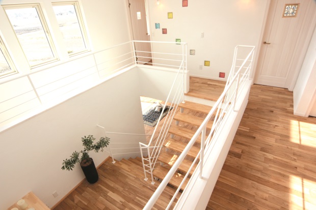 ２世帯で暮らす家in矢巾　階段の画像