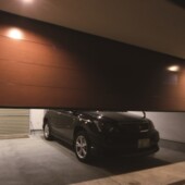 ～燦々と光が降り注ぐ、無暖房の家～　車庫の画像