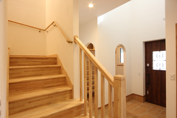 盛岡市山岸│高性能で暖かな２世帯の家の階段の画像
