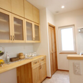 盛岡市山岸│高性能で暖かな２世帯の家のキッチン収納の画像
